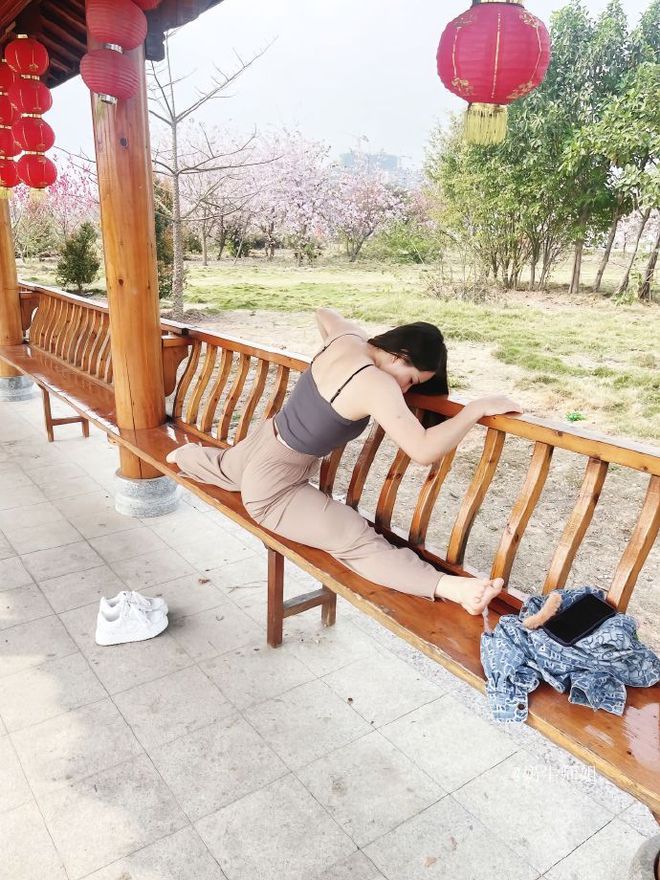 苏州28岁女瑜伽老师火了一段公园的热身流出网友：做我老婆吧(图1)