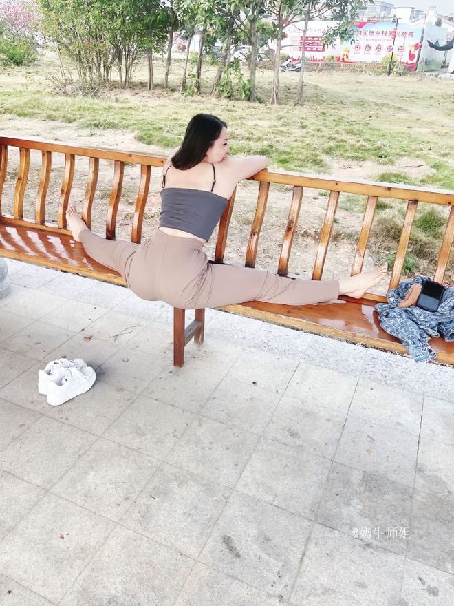 苏州28岁女瑜伽老师火了一段公园的热身流出网友：做我老婆吧(图2)
