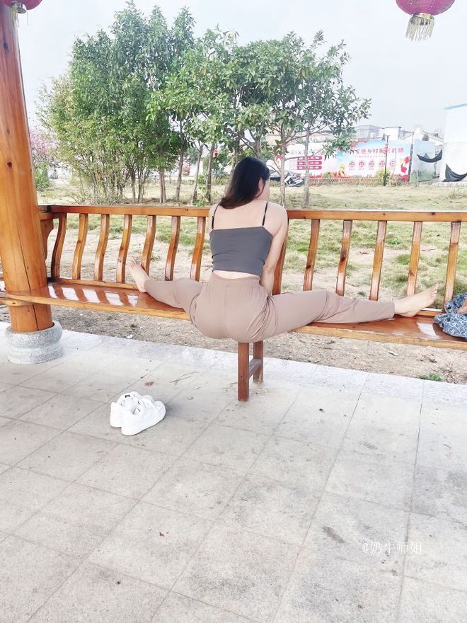 苏州28岁女瑜伽老师火了一段公园的热身流出网友：做我老婆吧(图4)