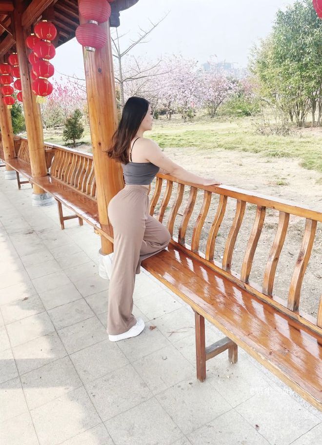 苏州28岁女瑜伽老师火了一段公园的热身流出网友：做我老婆吧(图5)
